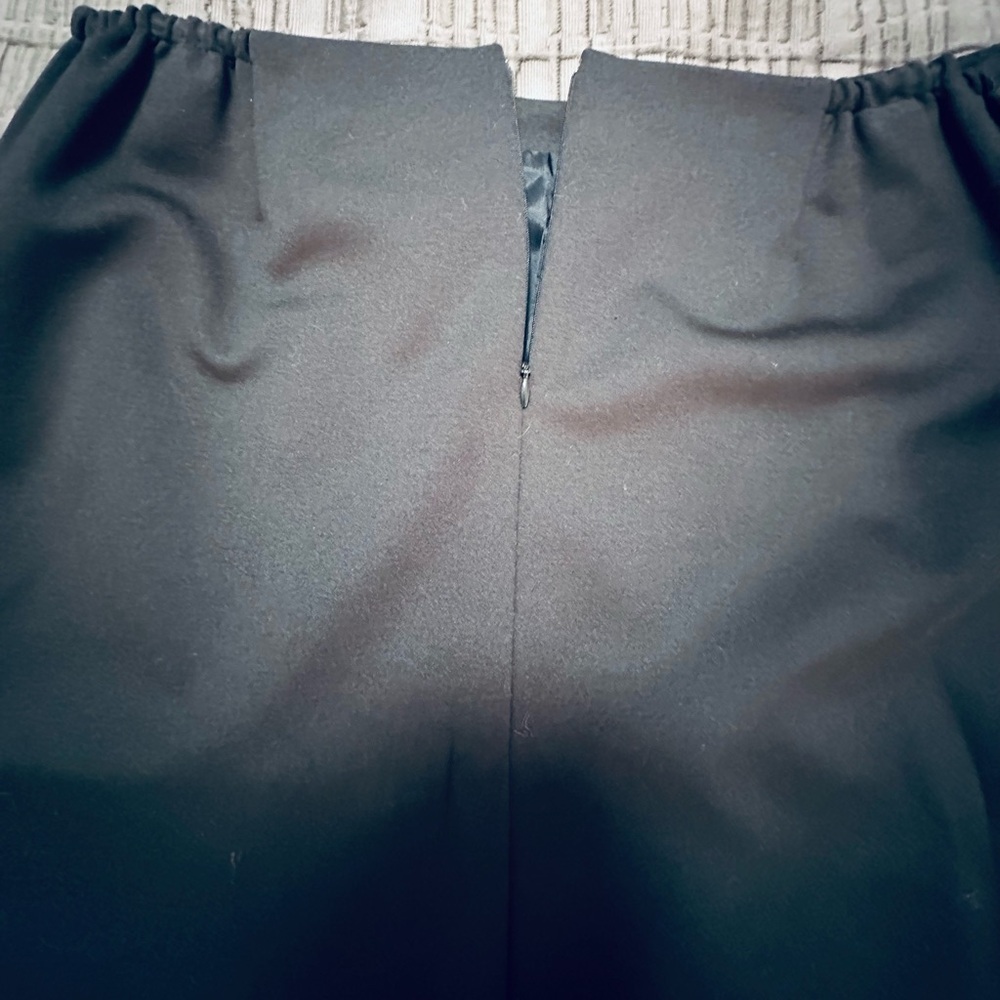 New no tags women’s black skirt with lining, back zipper and a slit size 18W